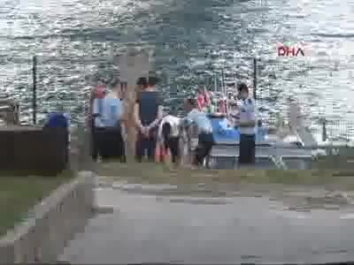 Motosikletini park edip köprüden atladı