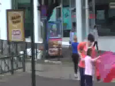 Bursa'da hızı 54 kilometreye ulaşan lodos hayatı olumsuz etkiliyor