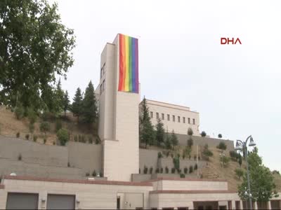 Orlando saldırısında ölenlerin anısına ABD Başkonsolosluk binasına Gökkuşağı bayrağı asıldı