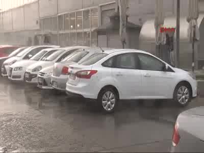 İstanbul'u kara bulutlar sardı sağanak yağmur başladı - 1