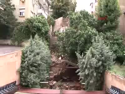 Kadıköy'de tarihi binanın duvarı çay bahçesinde oturan insanların üzerine yıkıldı 3 yaralı