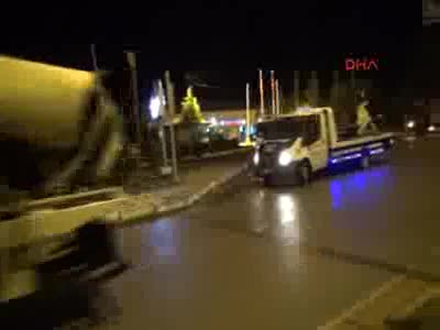 Çorum'da otomobil aydınlatma direğine çarptı : 1 ölü, 4 yaralı