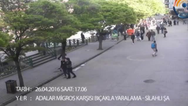 Sokak ortasında bıçaklı kavgaya böyle müdahale edildi