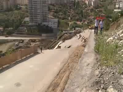 Caddenin bir bölümü devam eden inşaat nedeniyle çöktü