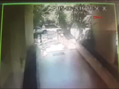 Kadıköy'deki kazada kamyondan dökülen gaz betonlar güvenlik kamerasına böyle yansıdı