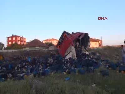 Çorum'da cenazeye gidenleri taşıyan otomobil tır ile çarpıştı 6 ölü 1 yaralı