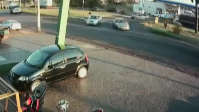 Motosikletli şahıs kamyonun altında kaldı
