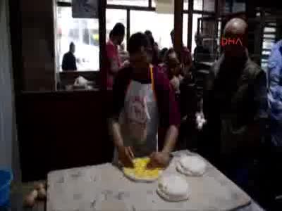 Ramazanda fırınlarda sıcak pide için araç ve insan kuyruğu