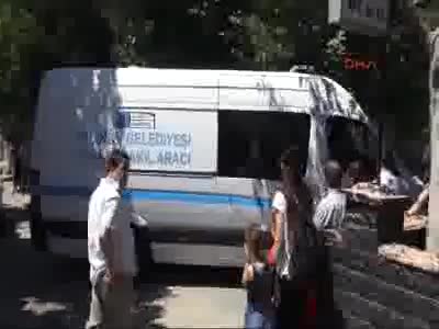 Kadıköy'deki akıl almaz kazada ölen kadının cenazesi helallik için evinin önüne getirildi