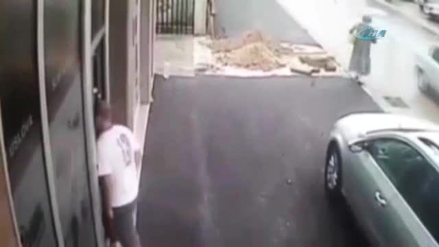 Yaşlı kadın çukura böyle düştü