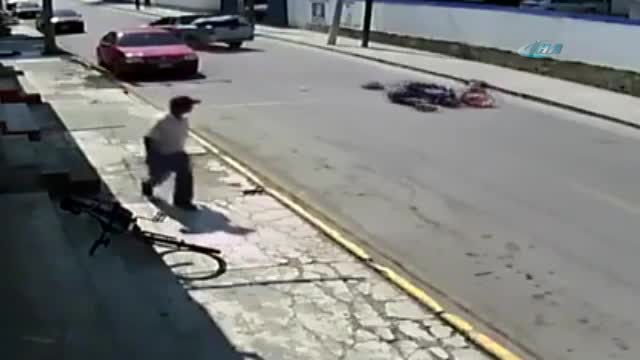 Motosikletli gencin bacağını kırdığı kaza kamerada