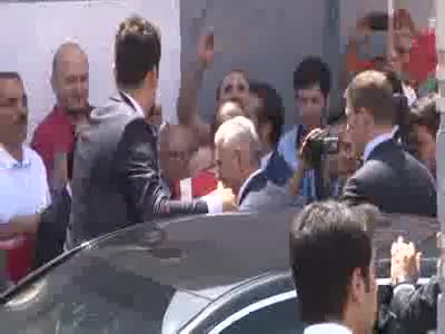 Başbakan Yıldırım mezun olduğu okulda karne dağıttı