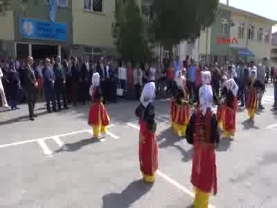 Edirne'de hızını alamayan otomobil site bahçesine uçtu