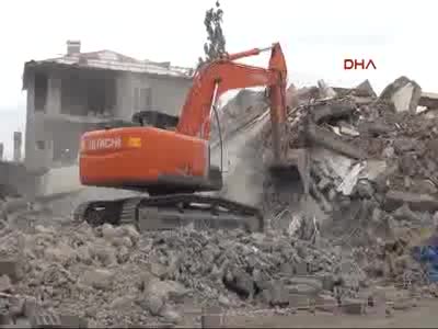 Yüksekova'da hasarlı binaların yıkımına başlandı
