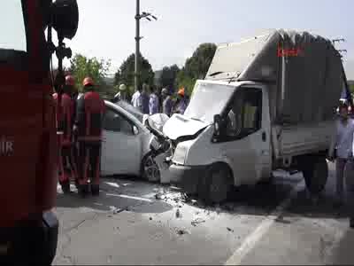 Beykoz'da kamyonet ile otomobil kafa kafaya çarpıştı 4 kişi yaralandı