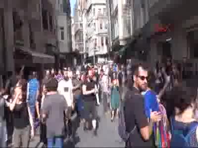 Taksim'de LGBTİ üyelerine polis müdahalesi - 3