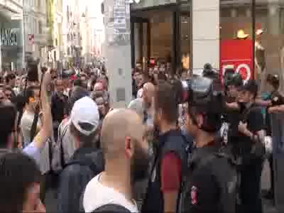 Taksim'de LGBTİ üyelerine polis müdahalesi - 4