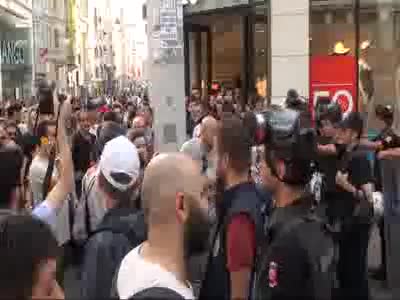 İstiklal Caddesi'nde Allahuekber diyerek saldırmak istedi