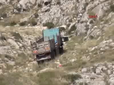 Freni boşalan kamyon kayalara çarptı; 2 yaralı