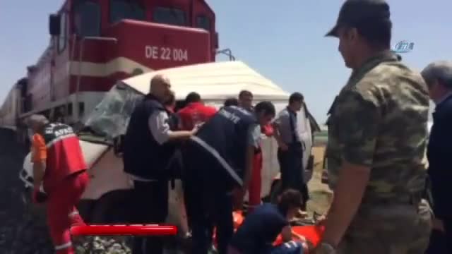 Tren minibüse çarptı: 9 ölü