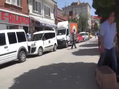 Ablasını bıçaklayan adama adliye önünde saldırdı