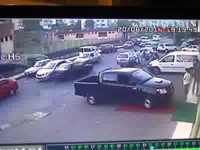 Zonguldak'ta tartıştığı trafik polisine çarptı, aracın üstünde sürükledi