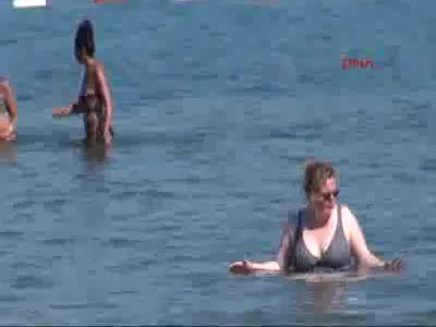 Bodrum'da sıcaktan bunalanlar denize ve havuza koştu