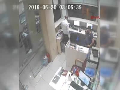 'Denetçiyim' diyerek seyahat firmasının yazıhanesini soydu