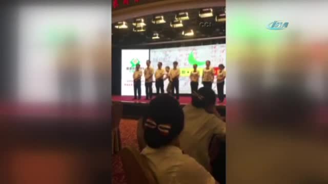 Banka müdürü başarısız personeli sıra dayağına çekti