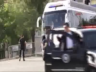 Başbakan Yıldırım, Ağrı'da sesi kısılınca su koyver dedi