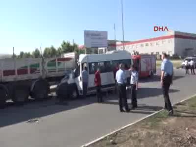 İşçi taşıyan minibüs park halindeki TIR'a çarptı: 17 yaralı
