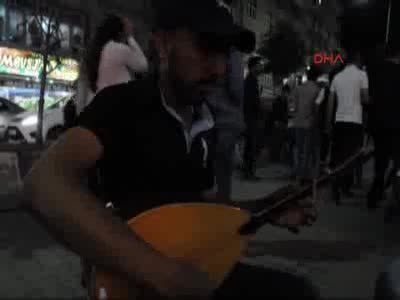 Hakkari sokaklarında müzik keyfi