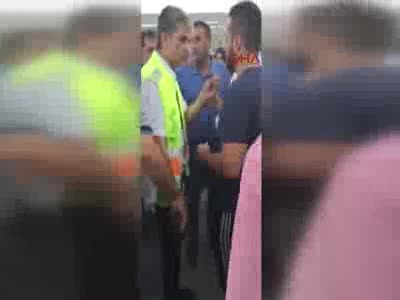 Motoru havada duran uçağın yolcuları apronda görevlilerle tartıştı
