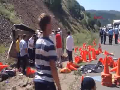Karayolları çizgi ekibine yakıt tankeri çarptı: 1 ölü, 1 ağır yaralı
