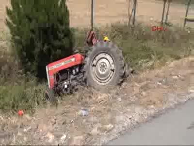 Kamyonet römorklu traktöre arkadan çarptı 1 ölü, 3 yaralı - 1