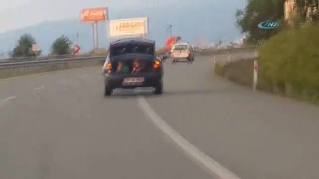 Böyle sorumsuzluk olmaz: Otomobilin bagajında çocuk var!