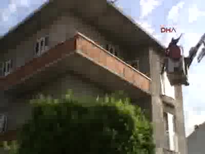 Bursa'da balkonda mahsur kalan bebeği iftaiye kurtardı