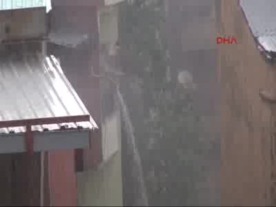 Hakkari'de sağanak yağış hayatı felç etti