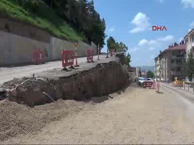 Sivas'ta toprak kayması nedeniyle 10 metrelik yol çöktü