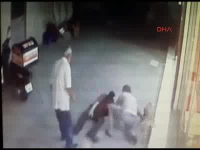 İzmir'de sokakta yaşayanların yer kavgası: 1 ölü