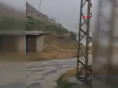 Hakkari'de sel: 300 koyun telef oldu 10 ev hasar gördü