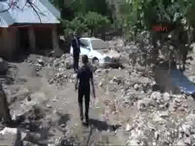 Hakkari'de sel, 300 koyun telef oldu 10 ev hasar gördü