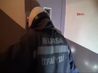 Bursa'da mahsur kaldığı asansörde 1.5 saat kurtarılmayı böyle bekledi