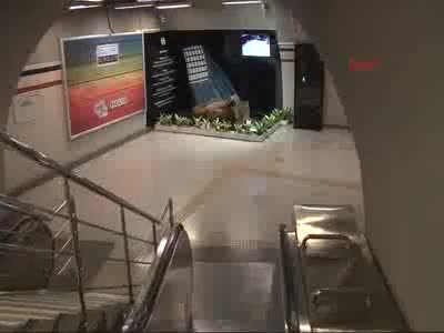 Metro'daki müzisyen heykeline aynı kişi yine saldırdı