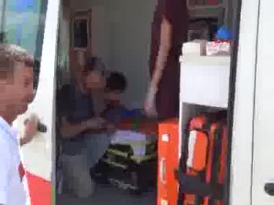 Taş yüklü kamyon, aracın üzerine devrildi: 6 yaralı