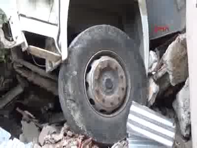 Freni boşalan iş makinesi yüklü TIR, eve çarptı