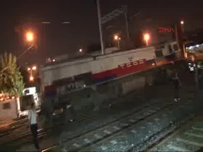 İzmir'de sinyal ihlali yapan lokomotif yolcu trenine çarptı