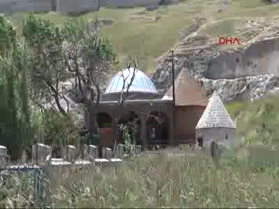 Defineciler tarihi türbeyi tahrip etti