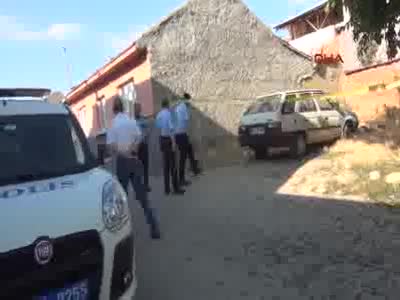 Boş arsada yanında bıçak, boğazı kesilmiş ceset bulundu