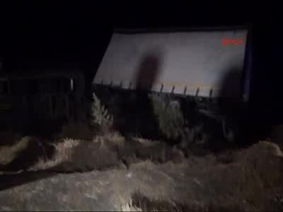 TIR, önündeki traktöre çarptı: 2 ölü, 4 yaralı